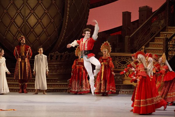 McGee Maddox with Artists of the Ballet in The Nutcracker